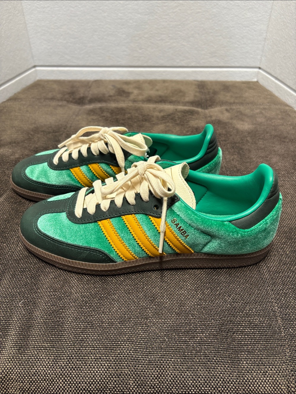 Adidas Women’s Samba OG Green Preloved Yellow Velvet - Picture 4 of 9